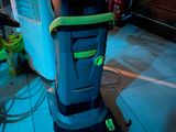une machine placée au milieu d'une pièce