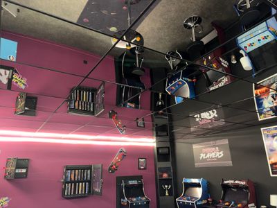 Il y a beaucoup de jeux vidéo accrochés au mur dans cette pièce.