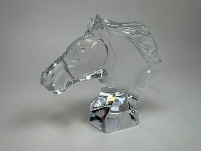a clear glass horse head on a clear base