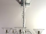 un lustre en verre suspendu au plafond d'une pièce