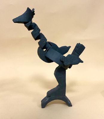 une sculpture représentant un oiseau, posée sur un socle
