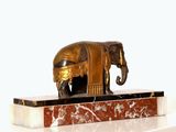 une statue d'éléphant posée sur un socle en marbre