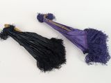 deux parapluies violets et noirs sur fond blanc