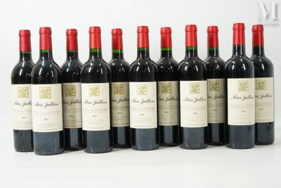 six bouteilles de vin rouge alignées sur une table