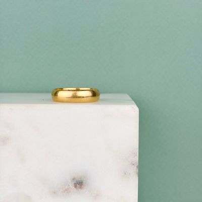 un bloc de marbre blanc surmonté d'un anneau doré