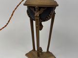 une lampe posée sur un pied et munie d'un cordon