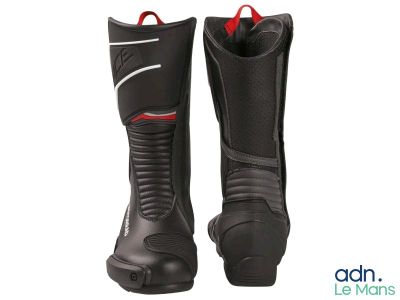 une paire de bottes de moto noires sur fond blanc