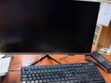un écran d'ordinateur et un clavier sur un bureau