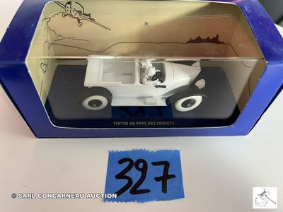 une boîte contenant une petite voiture posée sur une table