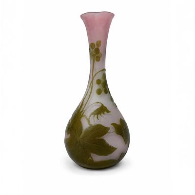 un vase orné d'un motif rose et vert
