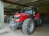 un tracteur rouge garé dans un garage