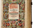 un vieux livre dont la couverture est ornée d'un motif élaboré
