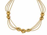 gros plan d'un collier sur fond blanc