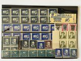 une photo d'une collection de timbres sur une table