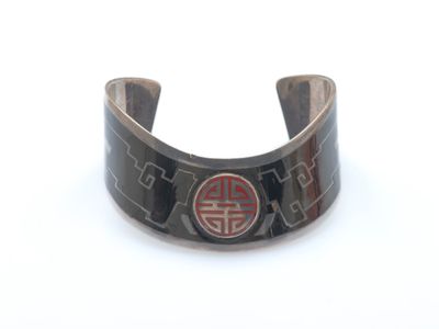 gros plan d'un bracelet sur une surface blanche
