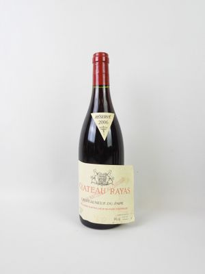 une bouteille de vin rouge du Château Ray sur fond blanc