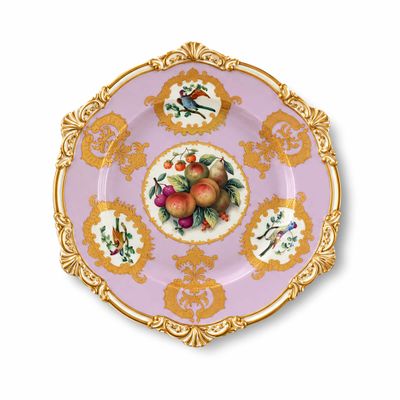 une assiette garnie de fruits sur fond blanc