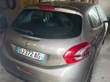 une voiture garée dans un garage à côté d'une autre voiture