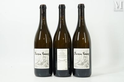 trois bouteilles de vin posées les unes à côté des autres sur une surface blanche