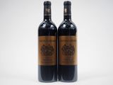 deux bouteilles de vin rouge posées l'une à côté de l'autre sur une surface blanche