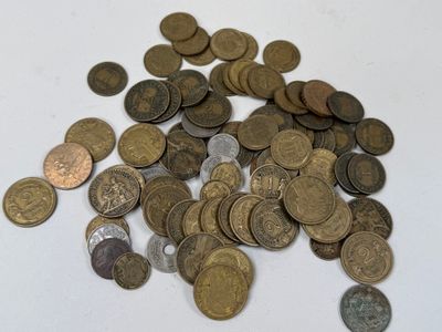 une pile de pièces de monnaie posée sur une surface blanche
