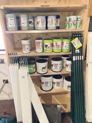 une étagère avec de la peinture et d'autres produits de peinture dans une pièce