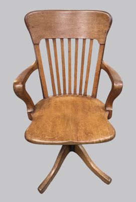 une image représentant une chaise en bois avec une assise en bois sur fond gris