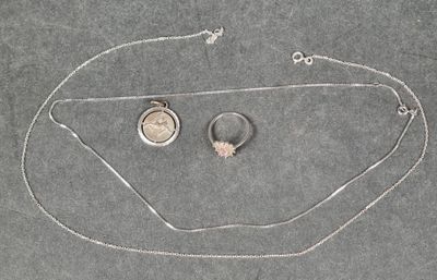 Lot de bijoux en argent comprenant : 1 bague centrée d'une p…