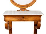 une photo d'une coiffeuse en bois surmontée d'un miroir