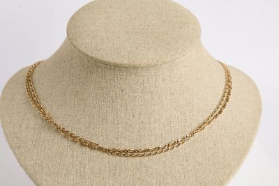 gros plan d'un collier sur un mannequin mannequin