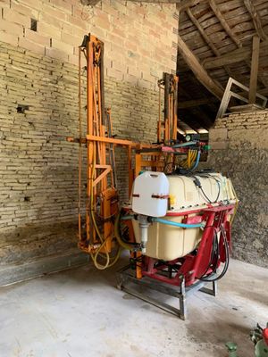 une image d'une machine située dans un bâtiment
