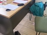 un bureau sur lequel se trouvent un ordinateur portable et un sac