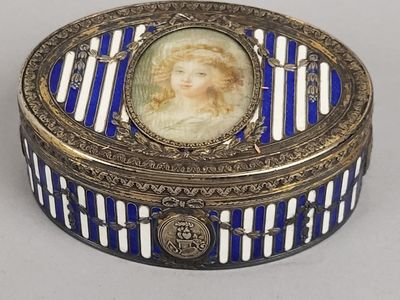 une boîte bleue et blanche sur laquelle figure l'image d'une femme