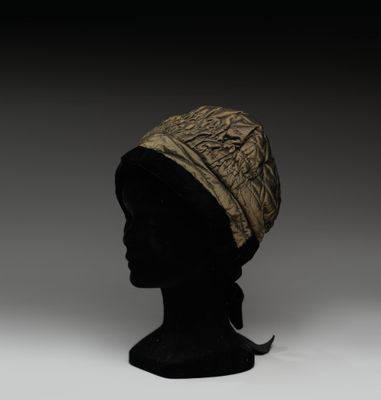un gros plan sur la tête d'un mannequin coiffée d'un chapeau
