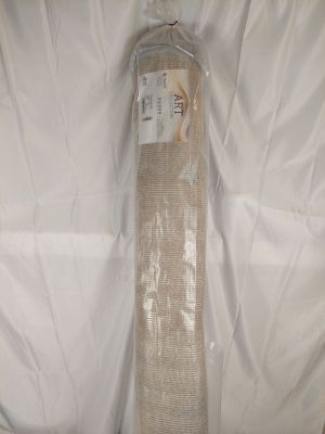 un rouleau de tissu enroulé autour d'une bouteille d'eau