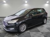 La Ford C-Max noire est garée sur un sol à damier.