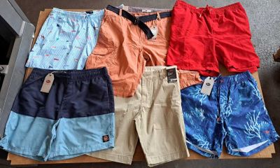 Plusieurs paires de shorts pour hommes sont posées sur une boîte en carton