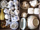 une boîte remplie de tasses et de soucoupes à thé et à café