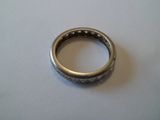une bague en argent sur une table blanche sur fond blanc
