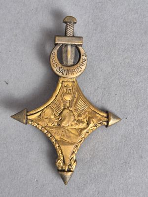 une image représentant une médaille d'or sur laquelle figure une épée