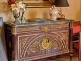 un tableau accroché au mur au-dessus d'une commode