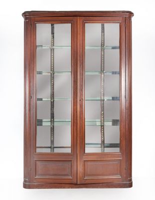 une vitrine en bois avec des portes vitrées et des étagères
