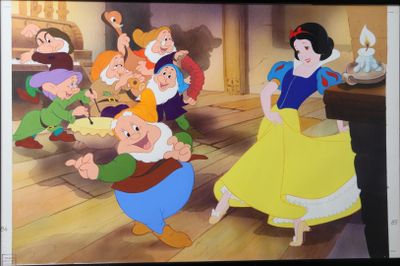 Blanche-Neige et les Sept Nains de Disney dansent dans une pièce