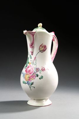 un vase blanc orné d'une fleur rose et jaune