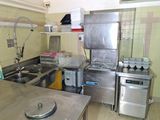 une cuisine équipée d'une cuisinière, d'un évier, d'un réfrigérateur et d'un lave-vaisselle