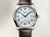 un gros plan d'une montre-bracelet au cadran blanc et au bracelet en cuir marron