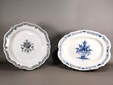 deux assiettes ornées de motifs bleus et blancs, posées l'une à côté de l'autre