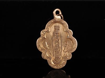 gros plan d'une médaille d'or sur une surface noire