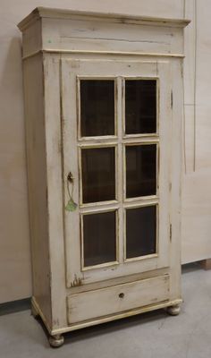 Vitrine rustique en bois laqué blanc.