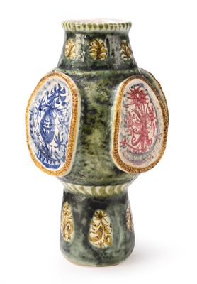 un vase vert orné d'un motif rouge et bleu